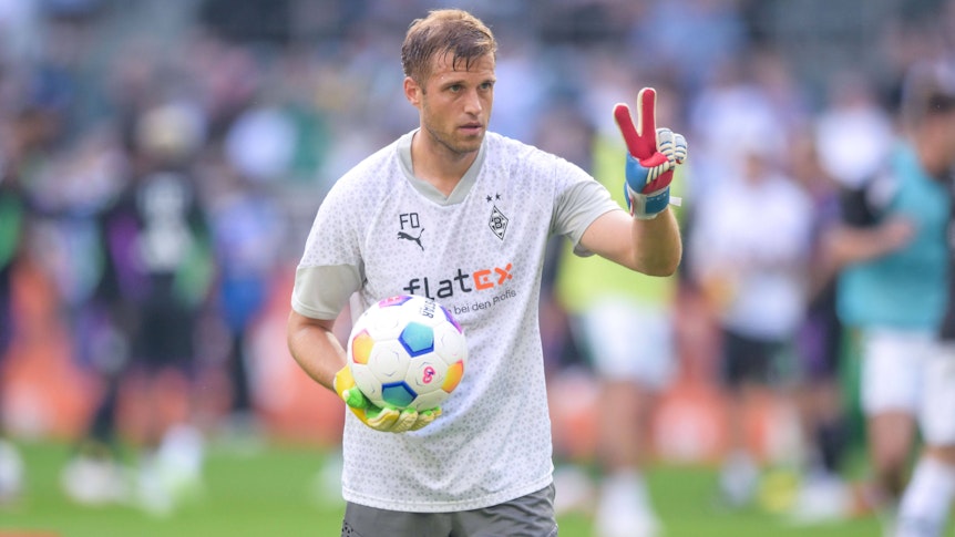Fabian Otte, Torwarttrainer von Borussia Mönchengladbach, hier am 2. September 2023 beim Bundesliga-Spiel gegen den FC Bayern München im Borussia-Park, zeigt mit den Fingern eine zwei.