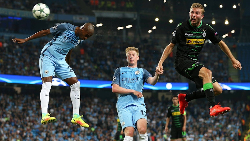 Christoph Kramer (r.) trat mit Borussia Mönchengladbach am 14. September 2016 bei Manchester City in der Champions League an. Das Foto zeigt ihn bei einem Luftduell mit Citys Kevin de Bruyne (Mitte) und Fernandinho (l.).