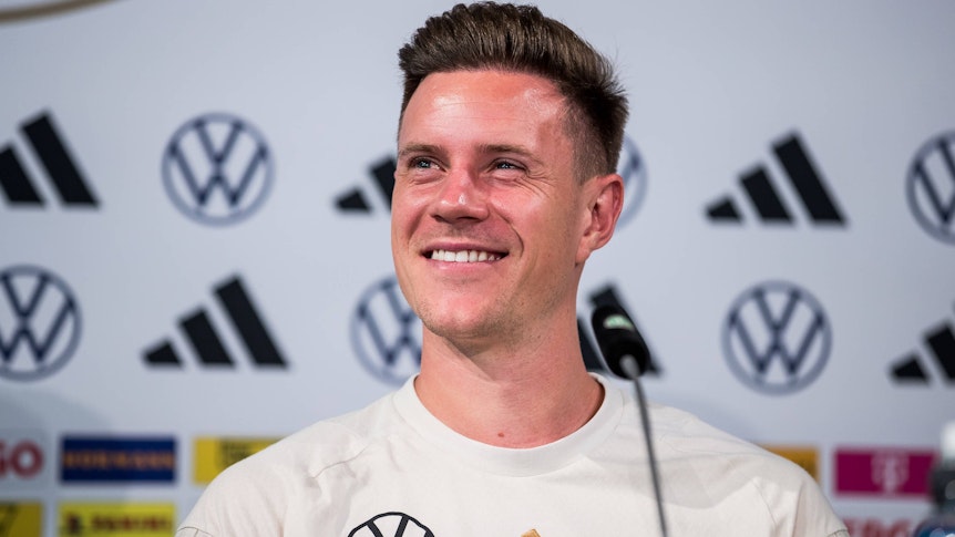 Marc-André ter Stegen, Ex-Keeper von Borussia Mönchengladbach und heutiger Nummer eins des FC Barcelona, hier am 6. September 2023 auf einer Pressekonferenz der deutschen Nationalmannschaft in Wolfsburg, bestens gelaunt.