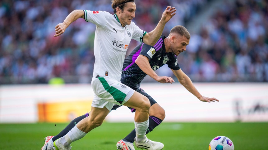 Rocco Reitz (l.) von Borussia Mönchengladbach am 2. September 2023 beim Bundesliga-Spiel gegen Bayern München im Zweikampf mit Joshua Kimmich (r.).