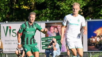Borussia Mönchengladbach absolviert am Donnerstag (7. September 2023/17.30 Uhr) in Willingen ein Testspiel gegen Liga-Konkurrent Werder Bremen. Das Foto zeigt Hannes Wolf (l.) im Zweikampf mit Amos Pieper (r.).