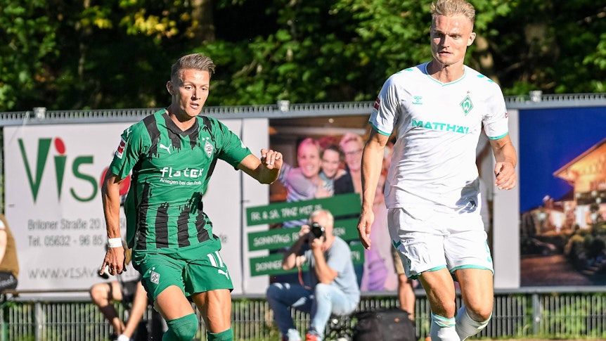 Borussia Mönchengladbach absolviert am Donnerstag (7. September 2023/17.30 Uhr) in Willingen ein Testspiel gegen Liga-Konkurrent Werder Bremen. Das Foto zeigt Hannes Wolf (l.) im Zweikampf mit Amos Pieper (r.).
