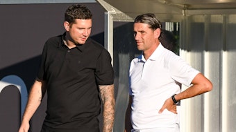 Gladbach-Trainer Gerardo Seoane (r.), hier am 7. September 2023 in einem Halbzeitgespräch mit Sportdirektor Nils Schmadtke, sah am Donnerstag eine knappe Testspielniederlage gegen Werder Bremen.