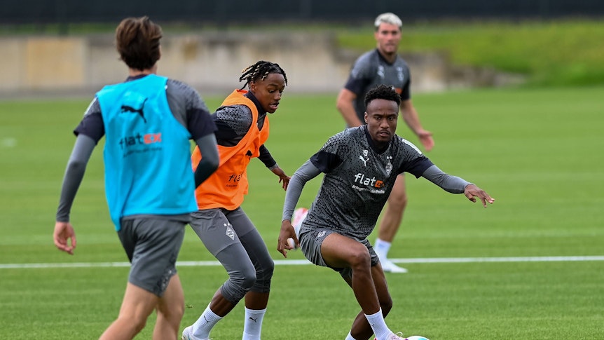Nathan Ngoumou (r.) und Yvandro Borges Sanches (M.) kämpfen am 8. August 2023 im Training von Borussia Mönchengladbach um den Ball.