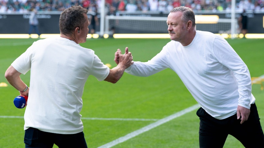 Lothar Matthäus (l.) und Roland Virkus begrüßen sich am 2. September 2023 vor einem Heimspiel von Borussia Mönchengladbach.