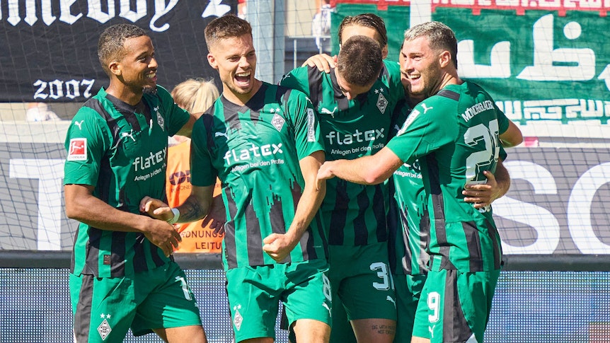 Tomas Cvancara (M.) bejubelt seinen ersten Bundesliga-Treffer im Spiel von Borussia Mönchengladbach gegen den FC Augsburg am 19. August 2023.