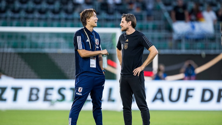 Ko Itakura (l.) unterhält sich am 9. September 2023 mit seinem Ex-Teamkollegen Jonas Hofmann.