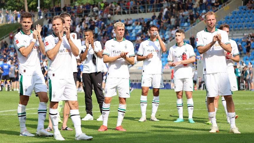 Die Spieler von Borussia Mönchengladbach applaudieren den mitgereisten Fans nach dem Testspiel in Saarbrücken am 22. Juli 2023.