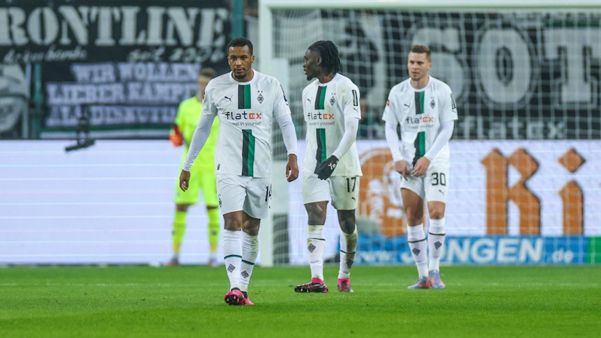 Alassane Plea, Manu Koné und Nico Elvedi (v.l.n.r) reagieren enttäuscht auf ein Gegentreffer von Borussia Mönchengladbach im Bundesliga-Spiel gegen Bayer Leverkusen.
