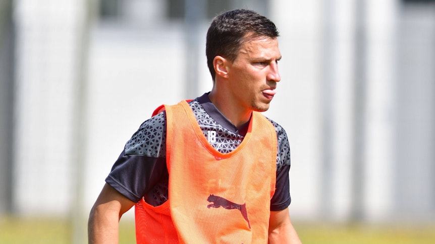Stefan Lainer trägt im Training von Borussia Mönchengladbach am 12. Juli 2023 ein oranges Leibchen.