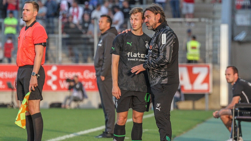 Daniel Farke (r.) bereitet Luiz Skraback auf einen Profi-Einsatz am 1. Juli 2022 vor und gibt ihm Anweisungen.