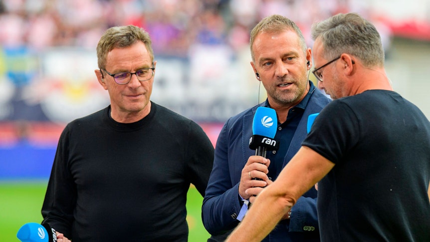 Ralf Rangnick (l.) und Hansi Flick (M.) geben am 30. Juli 2022 ein gemeinsames Interview.