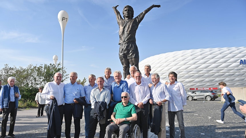 Rainer Bonhof (2.v.l.) und Berti Vogts (4.v.l.) nehmen an der Enthüllung der Statue für Gerd Müller am 12. September 2023 vor der Allianz-Arena teil.