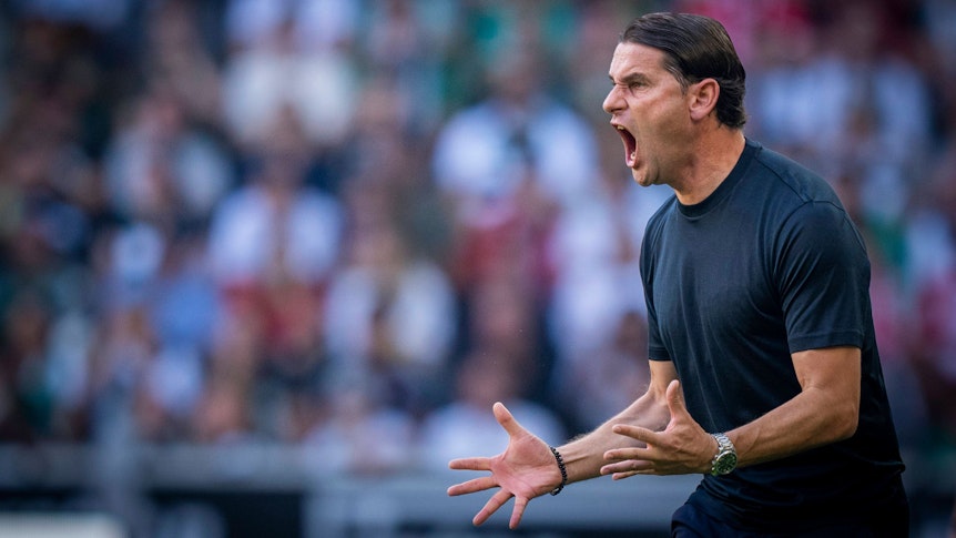 Gerardo Seoane reißt den Mund auf und gibt lautstark Kommandos beim Spiel von Borussia Mönchengladbach gegen Bayern München am 2. September 2023.