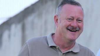 Roland Virkus lächelt am 23. August 2023 bei einem U19-Spiel von Borussia Mönchengladbach in die Kamera.