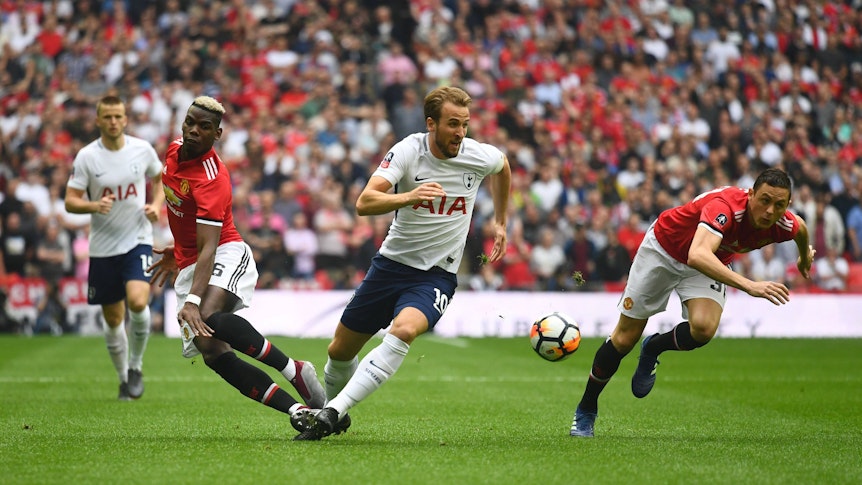 Paul Pogba (l.) und Harry Kane (M.) kämpfen am 21. April 2018 um den Ball.