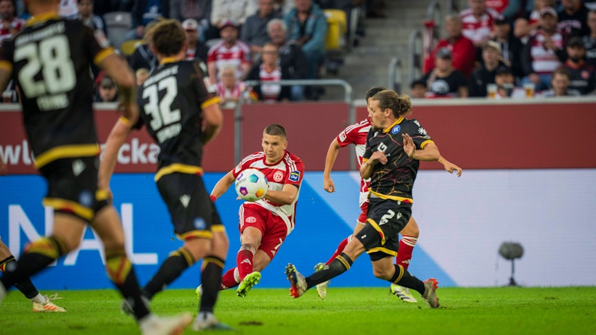 Christos Tzolis erzielte am 1. September 2023 beim Spiel von Fortuna Düsseldorf gegen den Karlsruher SC ein Traum-Tor.