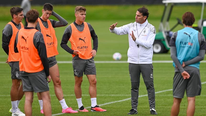 Die Spieler von Borussia Mönchengladbach erhalten am 8. August 2023 Anweisungen von Gerardo Seoane.