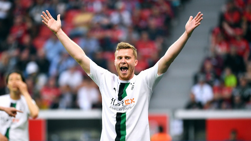 Nico Elvedi reißt am 21. Mai 2023 die Hände in die Luft.