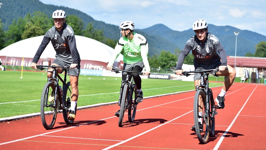 Nico Elvedi (l.) und Rocco Reitz (r.) am 28. Juli 2023 bei einer Radtour im Trainingslager von Borussia Mönchengladbach.