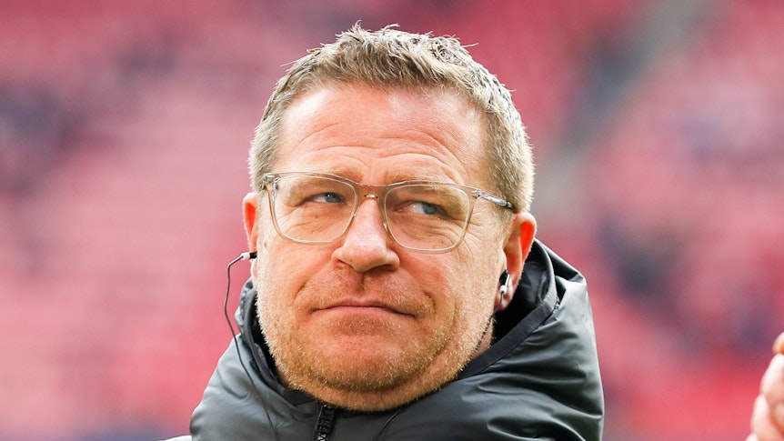 Max Eberl schaut am 11. März 2023 bei einem TV-Interview zur Seite.
