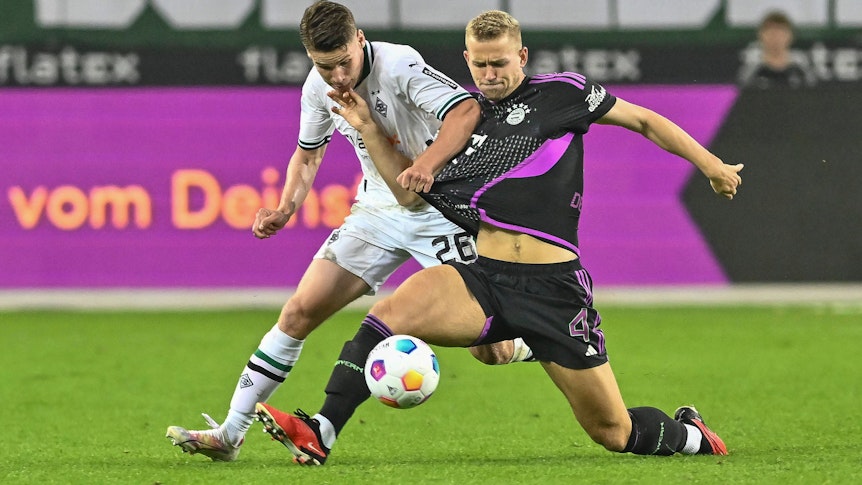 Lukas Ullrich (l.) bestreitet einen Zweikampf mit Matthijs de Ligt im Spiel von Borussia Mönchengladbach gegen Bayern München.