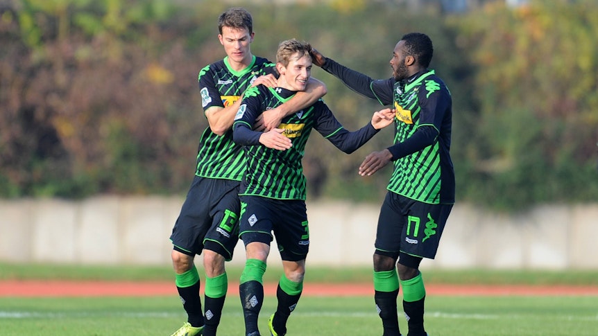 Christoph Zimmermann (l.) bejubelt am 16. November 2013 einen Treffer der U23 von Borussia Mönchengladbach mit dem jetzigen Leipzig-Profi Christopher Lenz (M.).