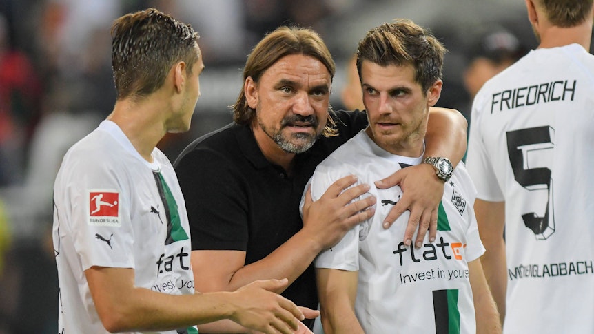 Daniel Farke (M.) umarmt am 19. August 2022 Jonas Hofmann (r.).