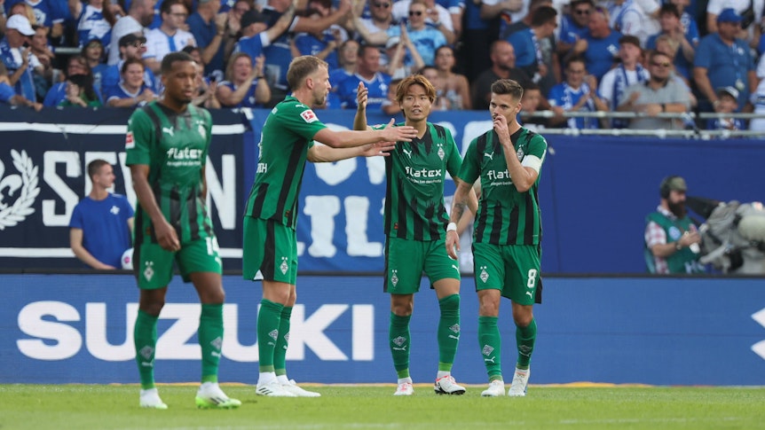 Die Spieler von Borussia Mönchengladbach diskutieren nach einem Gegentreffer beim Spiel in Darmstadt am 17. September 2023.