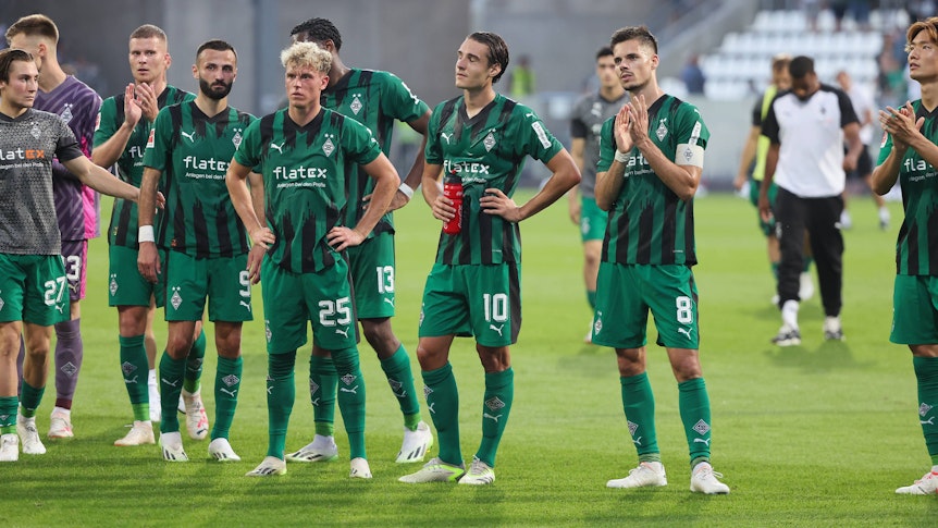 Die Spieler von Borussia Mönchengladbach stellen sich am 17. September 2023 den Fans nach dem Spiel in Darmstadt.