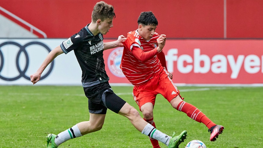 Yannick Michaelis (l.) bestreitet am 14. Mai 2023 einen Zweikampf im Nachwuchs-Spiel von Hannover 96 gegen Bayern München.