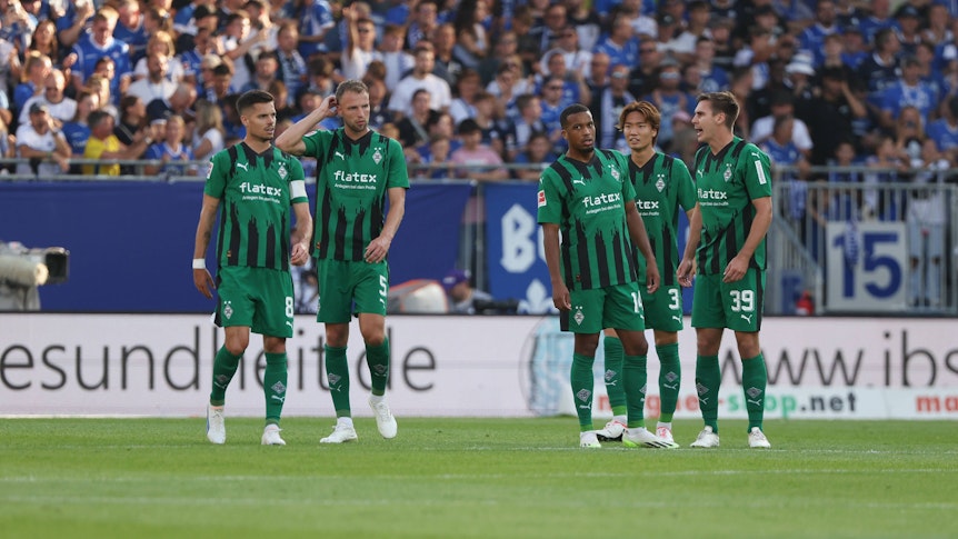 Die Spieler von Borussia Mönchengladbach sind nach dem Tor zum 0:3 in Darmstadt am 17. September 2023 konsterniert.