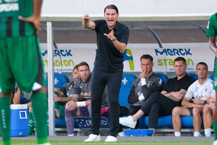 Gerardo Seoane gibt klare Anweisungen beim Spiel von Borussia Mönchengladbach in Darmstadt am 17. September 2023.