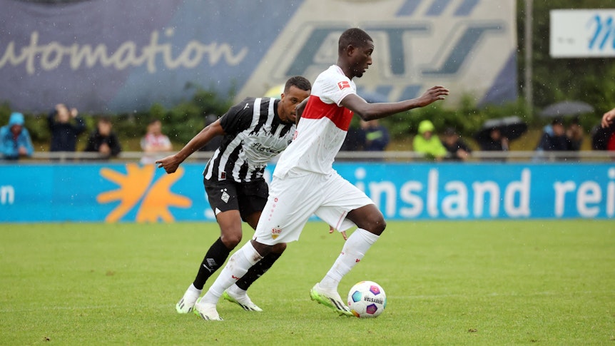 Alassane Plea (l.) und Serhou Guirassy kämpfen in einem Testspiel am 29. Juli 2023 um den Ball.