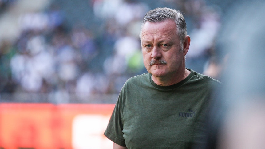 Roland Virkus steht am 26. August 2023 am Spielfeldrand im Borussia-Park.