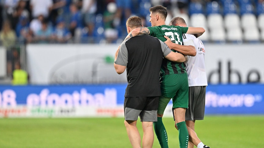 Tomas Cvancara musste nach dem Spiel von Borussia Mönchengladbach in Darmstadt am 17. September 2023 von zwei Betreuern in die Kabine gebracht werden.