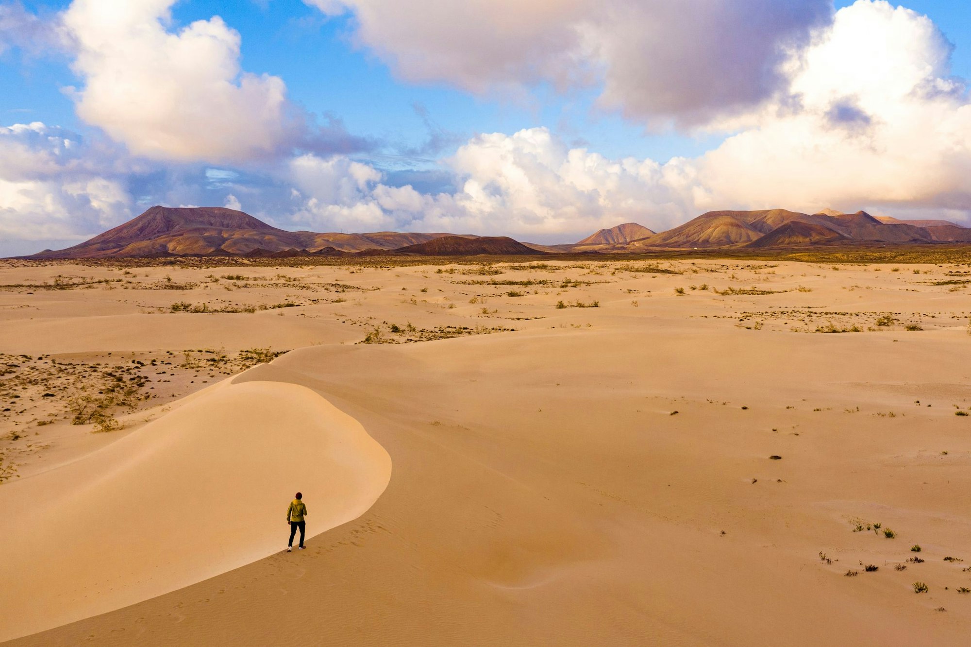 Eine Person läuft auf den Sanddünen im Naturpark Corralejo.