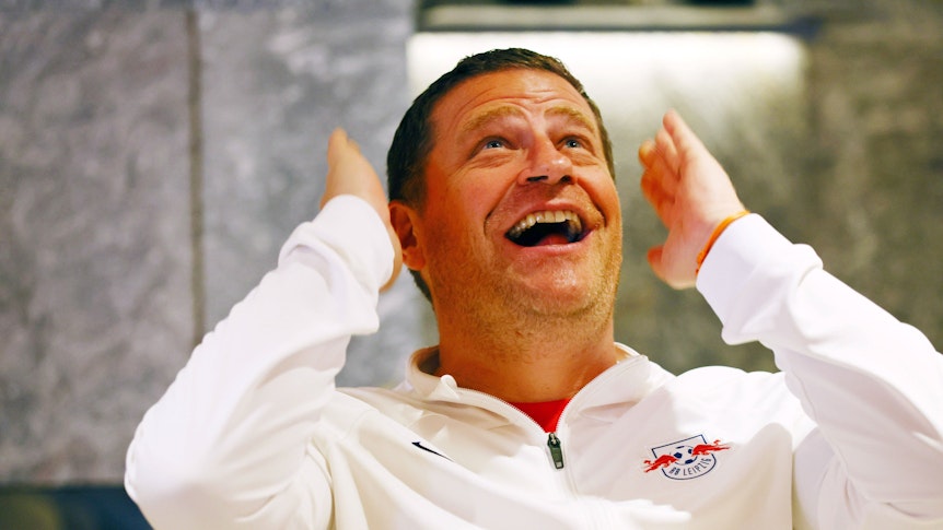 Max Eberl schaut am 21 Juli 2023 im Trainingskleidung von RB Leipzig nach oben.