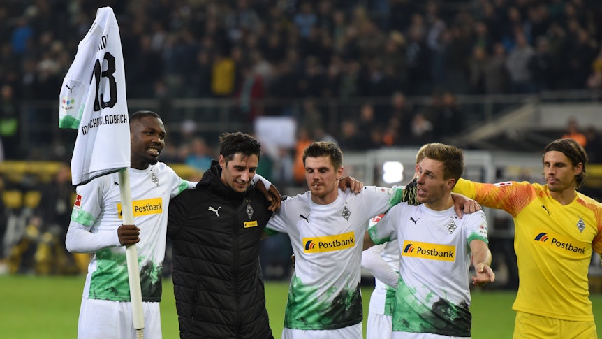 Marcus Thuram, Lars Stindl, Jonas Hofmann und Yann Sommer (v.l.n.r.) feiern am 27. Oktober 2019 einen Sieg gemeinsam mit Patrick Herrmann (2.v.r.).