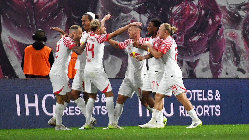 Die Spieler von RB Leipzig bejubeln einen Treffer im Spiel gegen Stuttgart am 25. August 2023.