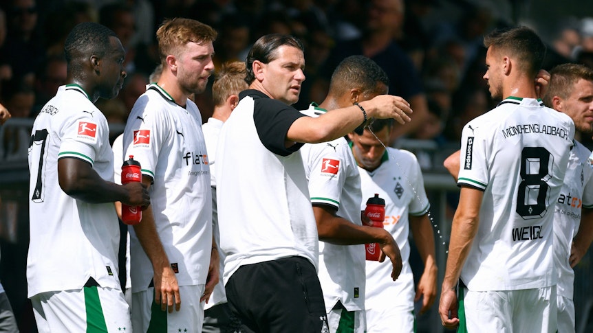 Gerardo Seoane (3.v.l.) gibt seinen Spielern am 15. Juli 2023 Anweisungen.