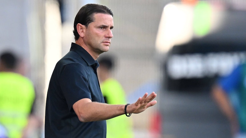 Gerardo Seoane zeigt seinen Spielern am 17. September 2023 mit einer Handbewegung an, dass sie ruhig spielen sollen.