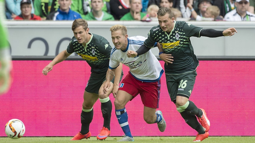 Drei Ex-Gladbacher unter sich: Christopher Lenz, Lewis Holtby und Marlon Ritter, (v.l.n.r.) kämpfen am 12. Juli 2015 um den Ball.
