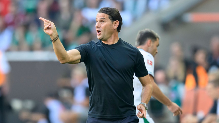 Gerardo Seoane macht am 2. September 2023 eine Geste mit seiner rechten Hand-