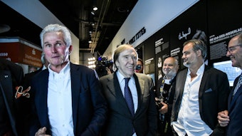 Jupp Heynckes (l.) und Günter Netzer (2.v.l.) eröffnen eine Ausstellung im Museum von Borussia Mönchengladbach.