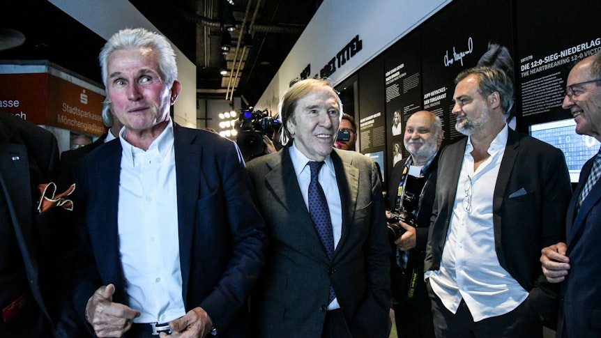 Jupp Heynckes (l.) und Günter Netzer (2.v.l.) eröffnen eine Ausstellung im Museum von Borussia Mönchengladbach.