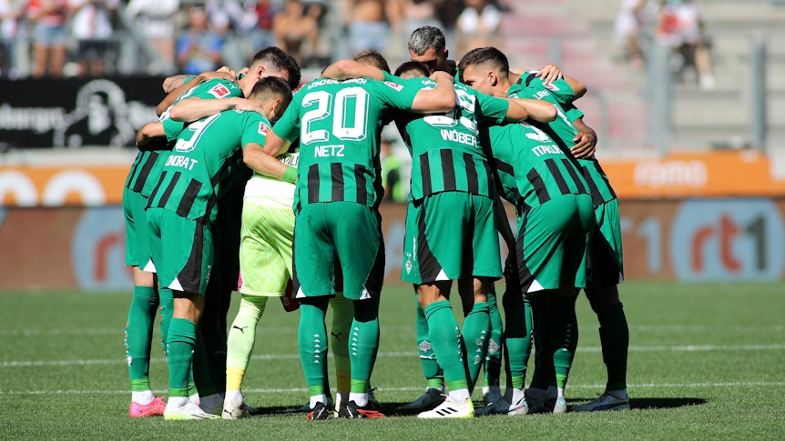 Die Spieler von Borussia Mönchengladbach bilden einen Kreis vor dem Spiel.