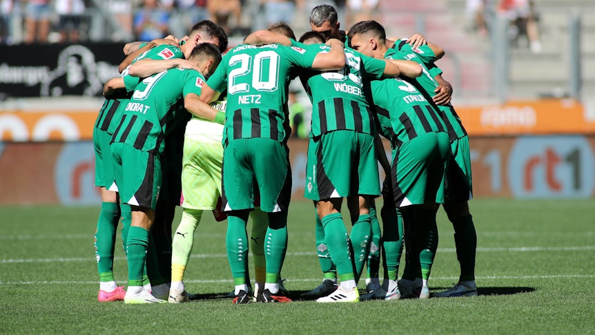 Die Spieler von Borussia Mönchengladbach bilden einen Kreis vor dem Spiel.