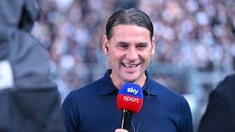Gerardo Seoane gibt ein Interview.