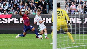 Luca Netz (M.) spielt einen Ball flach in den Strafraum von RB Leipzig.